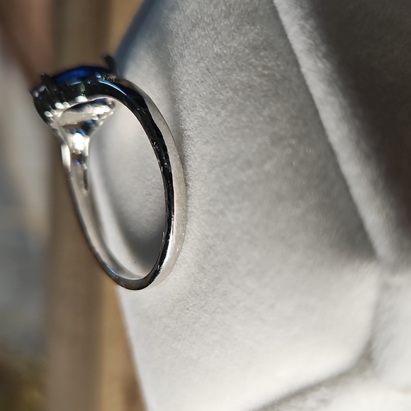 Elegant Silver and Blue Gemstone Ring - Picture 6 of 10
